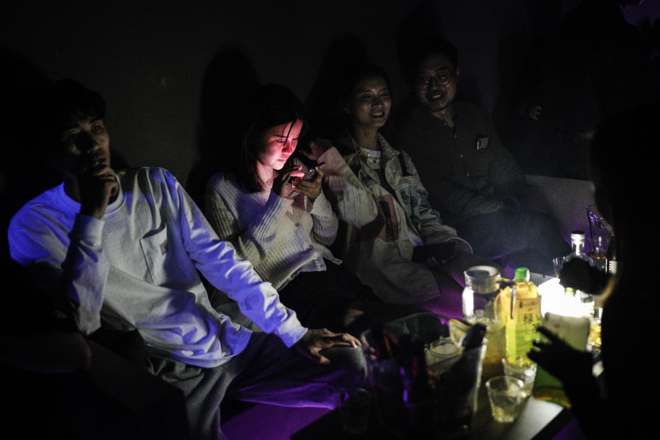 Un grupo de jóvenes disfruta de la fiesta en Wuhan. (Photo by Getty Images)