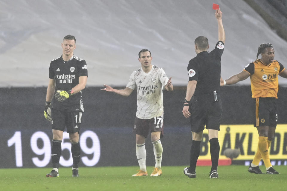 El arquero de Arsenal Bernd Leno (izquierda) es expulsado durante el partido contra Wolverhampton Wanderers por la Liga Premier inglesa, el martes 2 de febrero de 2021. (Shaun Botterill/Pool vía AP)