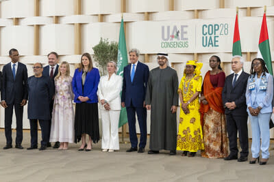 A photo of First Class Order of Zayed II medal and HH Sheikh Mohamed bin Zayed Al Nahyan, President of the United Arab Emirates (5th R), stands for a photograph with dignitaries during a COP28 international partner’s recognition ceremony