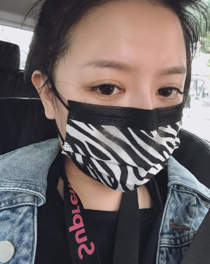 李妍憬在臉書貼出戴口罩和躺病床照，粉絲都相當擔心。（圖／翻攝自李妍憬臉書）