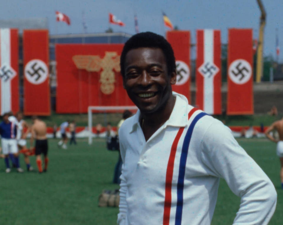 <b>Flucht oder Sieg – John Huston </b><br><br>Was macht denn Pelé vor dieser Nazi-Kulisse? Fußballspielen, natürlich. „Flucht oder Sieg“ (1981) von John Huston ist kein überragendes Meisterwerk. Die Mannschaft, die er gegen die Nazis antreten lässt...