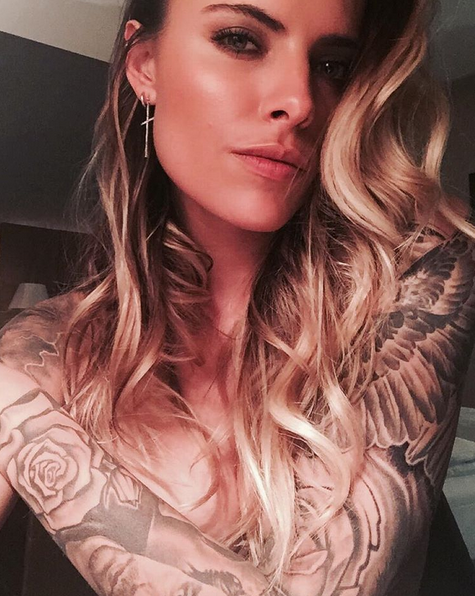 Genauso wünscht Sophia Thomalla ihren Fans einen “Guten Morgen”, stellt aber anschließend sofort per Hashtag klar, dass sie morgens normalerweise natürlich nicht so perfekt geschminkt ist.