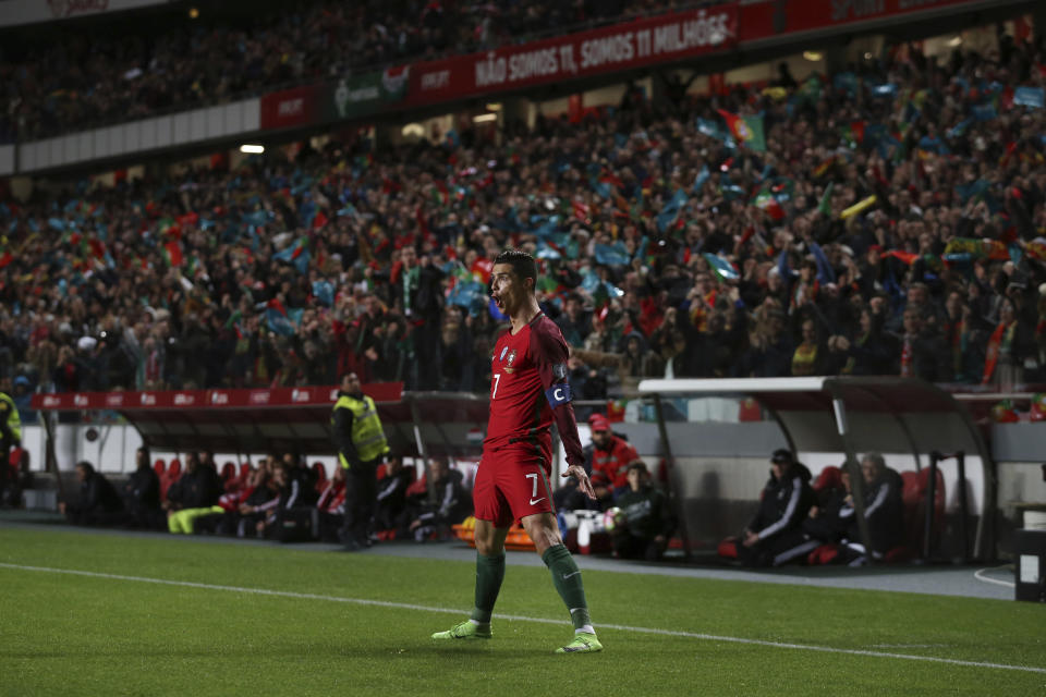 Cristiano Ronaldo tras marcar un gol para Portugal en el partido contra Hungría por las eliminatorias del Mundial, el sábado 25 de marzo de 2017. (AP Foto/Armando Franca)