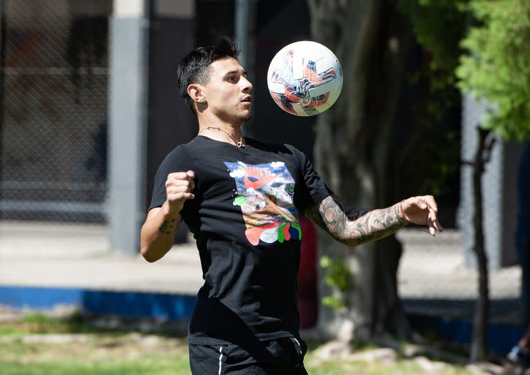 Adam Bareiro, adelantando este jueves su vuelta a los entrenamientos en la Ciudad Deportiva de San Lorenzo