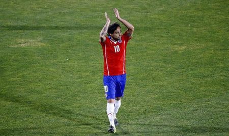 Chile's Jorge Valdivia applauds as he leaves the pitch during the Copa America 2015 semi-final soccer match against Peru at the National Stadium in Santiago, Chile, June 29, 2015. REUTERS/Ricardo Moraes