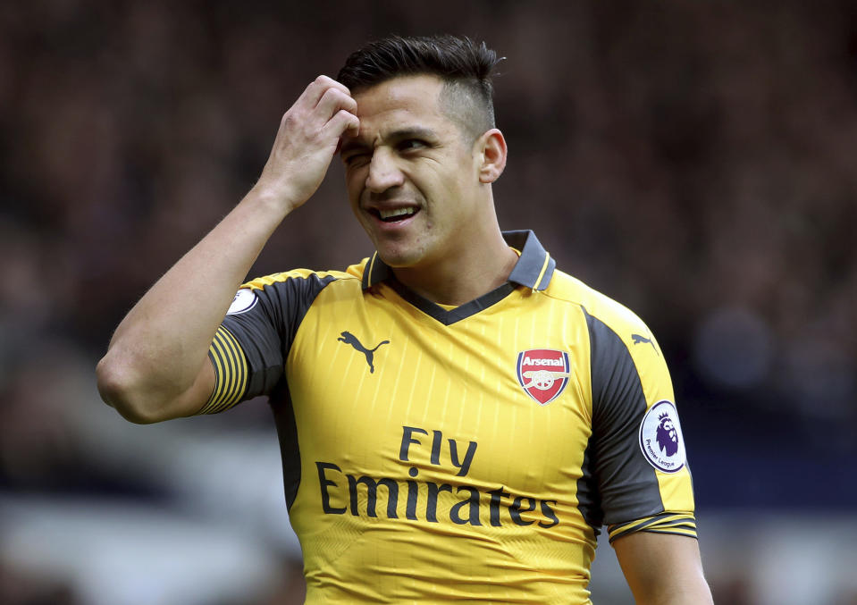 El jugador chileno de Arsenal, Alexis Sánchez, gesticula durante una derrota ante West Bromwich Albion por la liga Premier el sábado, 18 de marzo de 2017, en West Bromwich, Inglaterra. (Nick Potts/PA via AP)