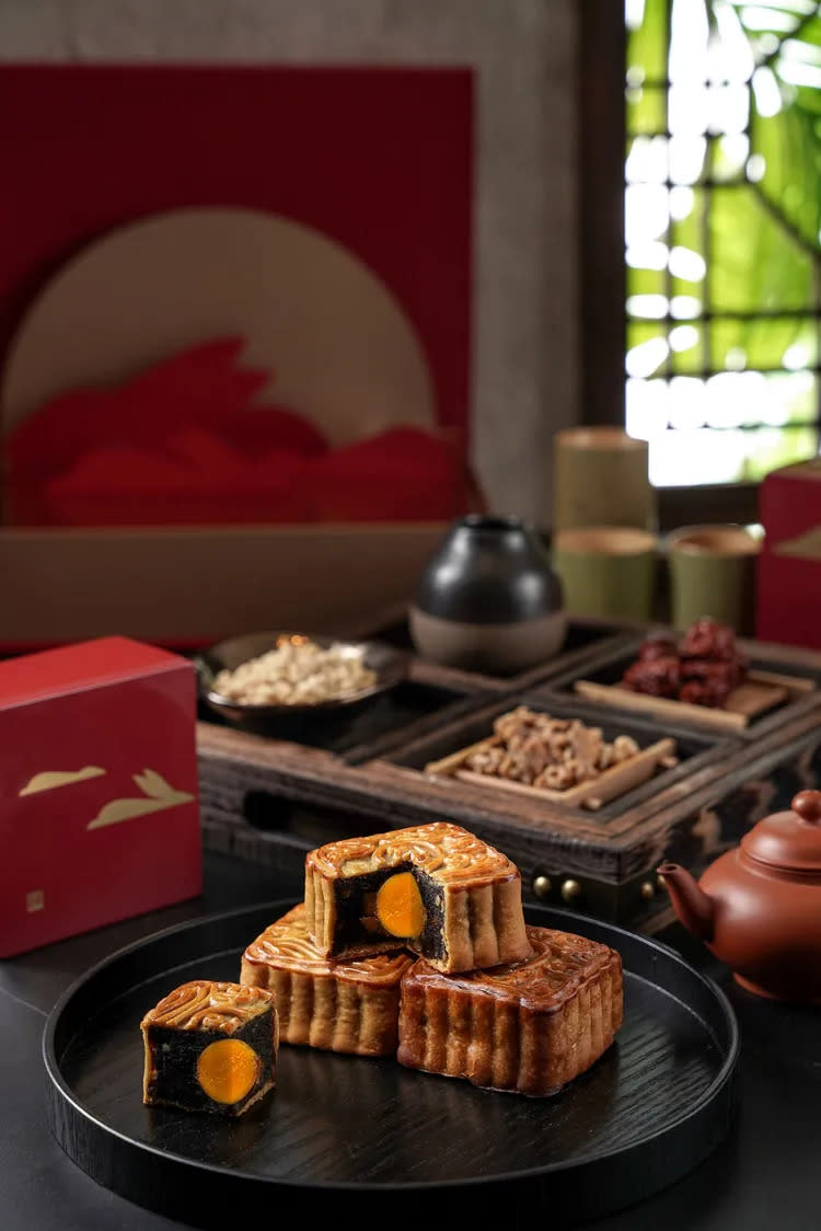 君品「明月共嬋娟」月餅禮盒共有四款廣式月餅，與台灣高山茶。君品酒店提供