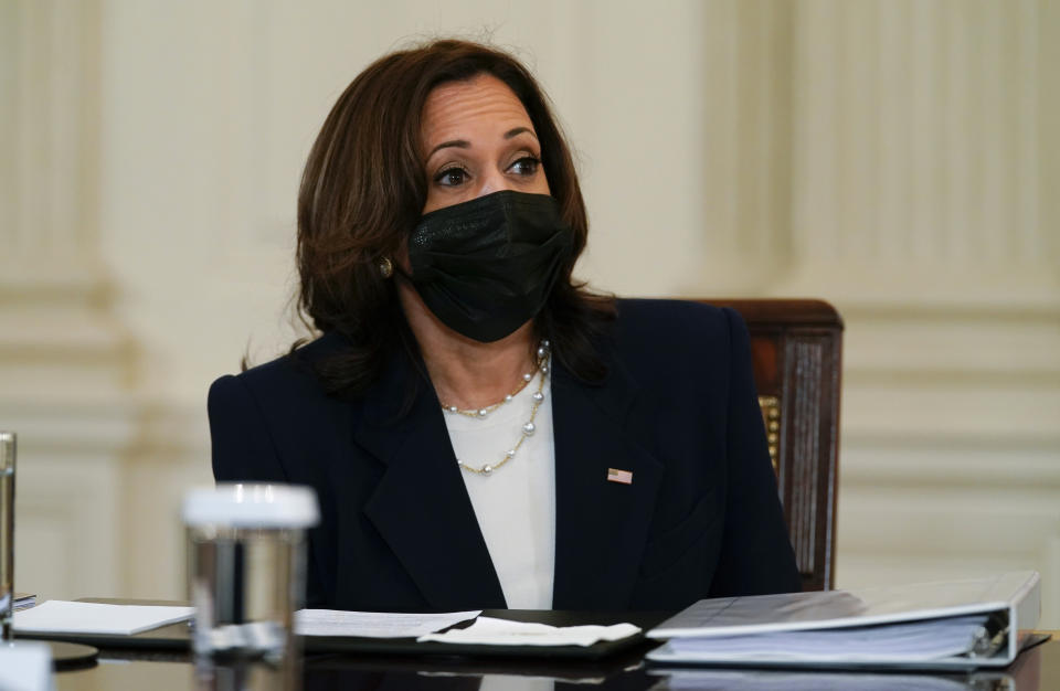 La vicepresidenta Kamala Harris durante una reunión con el presidente Joe Biden, el secretario de Salud y Servicios Humanos, Xavier Becerra, y el secretario de Seguridad Nacional, Alejandro Mayorkas, el miércoles 24 de marzo de 2021 en la Casa Blanca, Washington. (AP Foto/Evan Vucci)