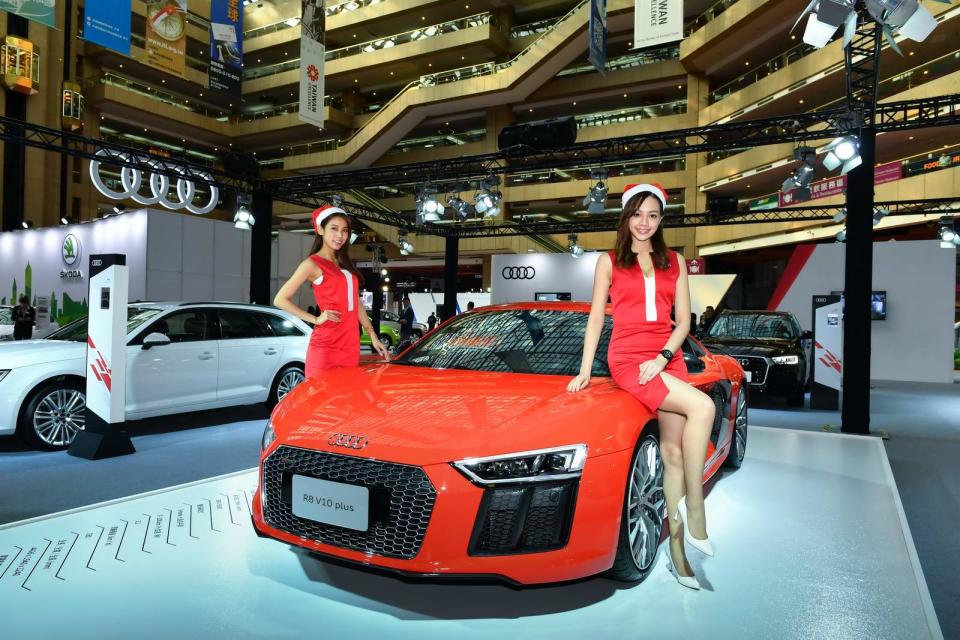 Audi由旗艦超跑Audi R8 V10 Plus領軍，Q系列SUV休旅大軍、A5、A4等主力車款全員出動，展現四環家族獨樹一幟的魅力與氣勢