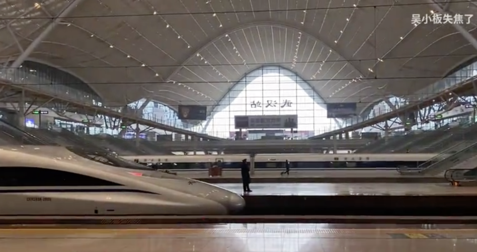 Wuhan's main train station, normally filled with thousands of travellers, is completely empty on Thursday. Source: Bili Bili