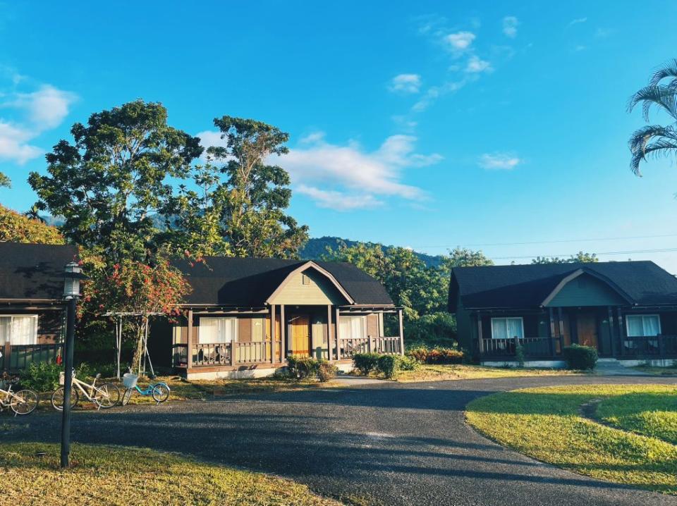 度假村內都是獨棟小屋，園區頗大，猶如一個小小的社區，這裡有餐廳、書店等設施，有種自給自足的感覺，可以租單車自由進出，同伴笑說以後這樣過生活也很不錯。