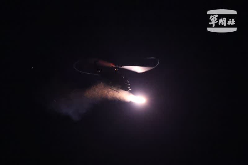 夜間AH-1W直升機射擊地獄火飛彈（圖／軍聞社提供）