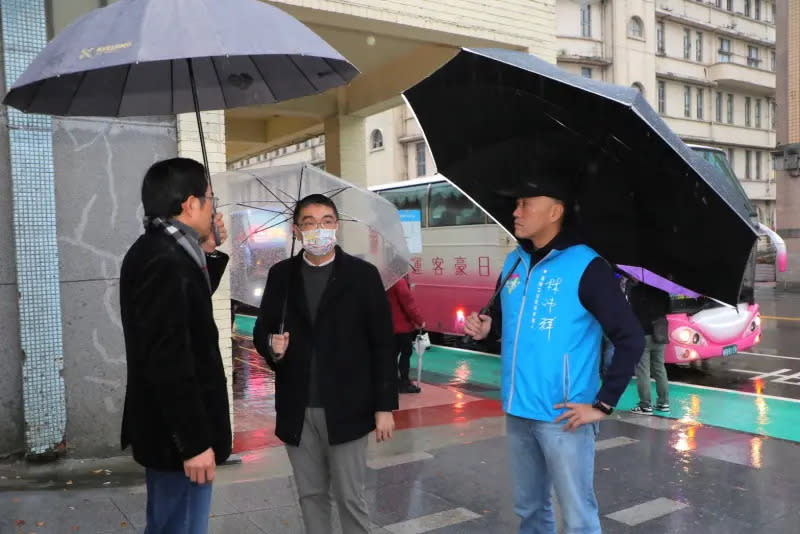 ▲謝國樑(中)與交通處長王圳宏、市議員林沛祥到港西街公車站關心通勤族候車環境。（圖 ／基隆市政府提供）