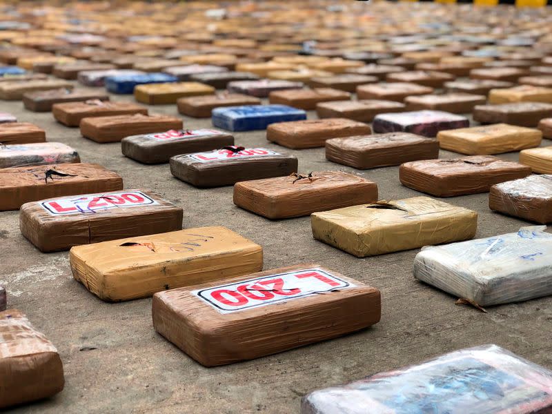 Foto de archivo. Paquetes con cocaína son exhibidos luego de la incautación de un contenedor cargado con dos toneladas de la droga en Cartagena