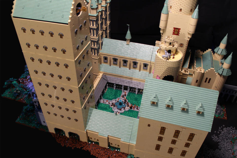 LEGO hat für sich schon viele Fans, Harry Potter mindestens genauso viele. Hogwarts daher aus 400.000 Spielsteinen nachbauen? Für Alice Finch war das innerhalb von 12 Monaten kein Problem.