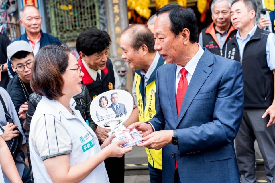 郭台銘今到平鎮褒忠祠義民廟參拜，巧遇民眾黨立委參選人賴香伶。   圖：郭台銘競辦／提供