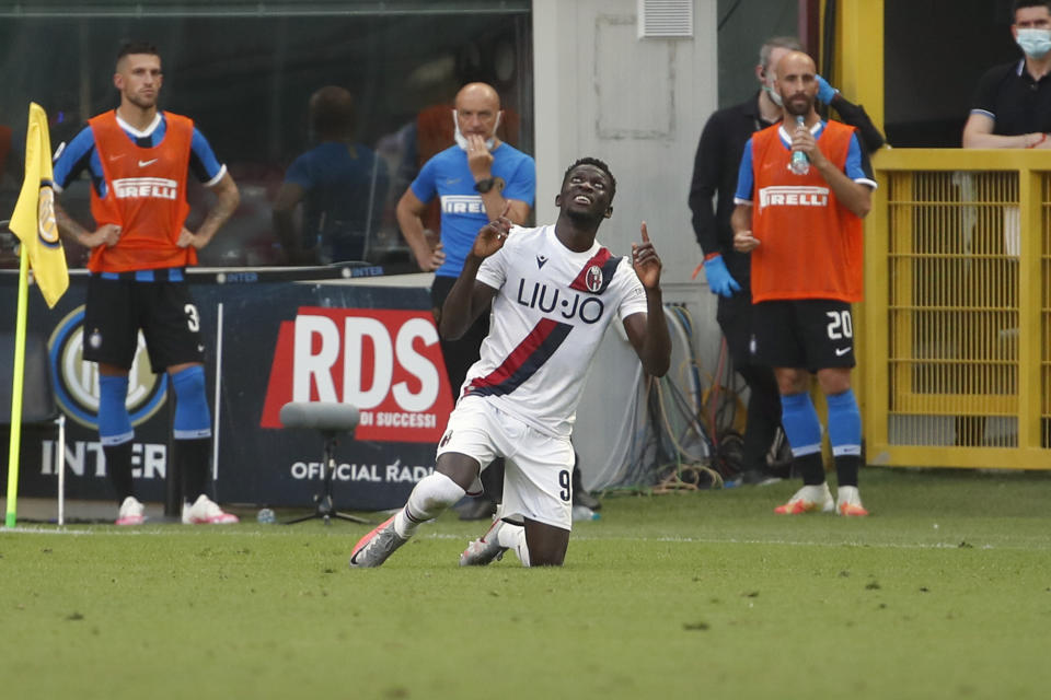 Musa Barrow del Bologna tras anotar el segundo gol del equipo en la victoria 2-1 ante el Inter de Milán por la Serie A italiana, el domingo 5 de julio de 2020. (AP Foto/Antonio Calanni)