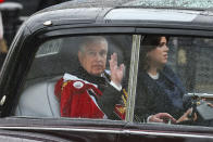 <p>Prinz Andrew ist durch einen Missbrauchsskandal in Ungnade gefallen, an der Krönung darf er dennoch teilnehmen. Hier sieht man ihn mit seiner Tochter Eugenie von York auf dem Weg zur Westminster Abbey.</p> 