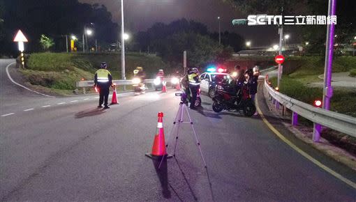 警方針對噪音車熱點進行盤查。（圖／翻攝畫面）