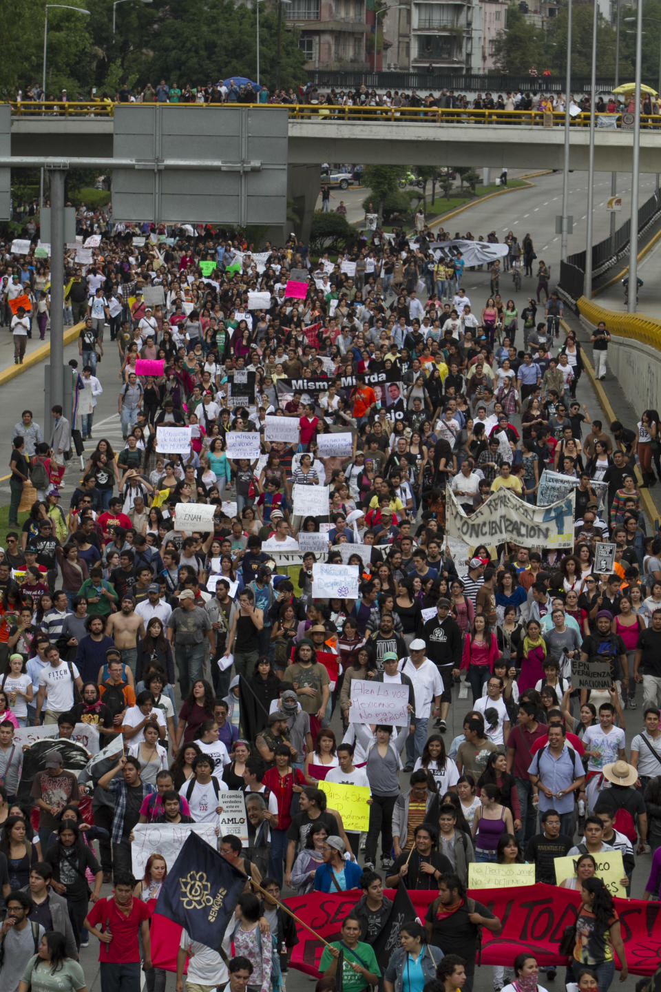 Asisten miles de personas a la marcha de la Estela de Luz al Monumento a la Revolución que fue convocada por los integrantes del movimiento #Yo Soy 132, para protestar en contra de la elección de Enrique Peña Nieto, candidato del PRI a la presidencia de la república y virtual ganador de la jornada electoral que se realizo el día de ayer. Durante la marcha, algunas personas salían de los edificios o bajaban de sus autos y lanzaban consignas y otros con carteles para apoyar la marcha.