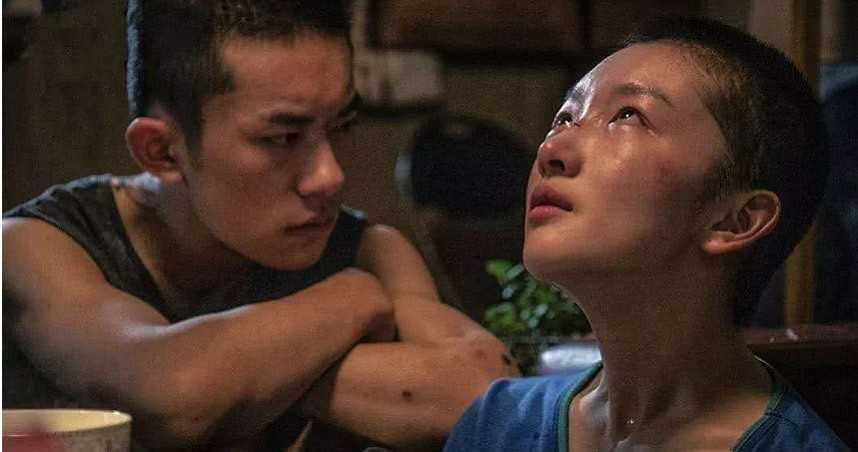 由周冬雨（右）和易烊千璽主演的電影《少年的你》在大陸創下票房好成績，也入圍了奧斯卡最佳外語片。（圖／翻攝自網路）