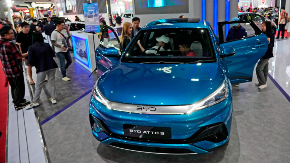 2024年6月19日，印尼雅加達車展，民眾試乘中國車商比亞迪的電動車。美聯社
