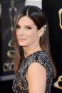 <i>Un tocado brillante. Sandra Bullock</i> llegó al Dolby Theatre con un vestido con brillos, transparencias y apliques de Elie Saab. Y si bien hay quienes hubieran preferido un peinado recogido para lucirlo en todo su esplendor, la actriz llevó su cabellera lacia y muy prolija. Eso sí: con un suave recogido a un lado, sostenido por un broche de brillos sobre la oreja, tocado original que se robó muchos de los flashes.