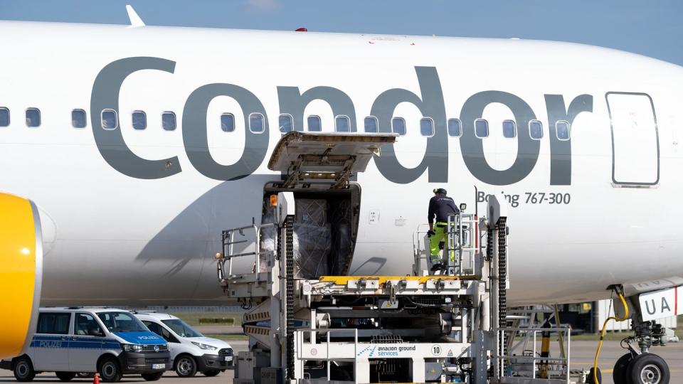 Mit einem Flugzeug von Condor kommen die Schutzmasken aus China für Niedersachsen auf dem Flughafen in Hannover an.