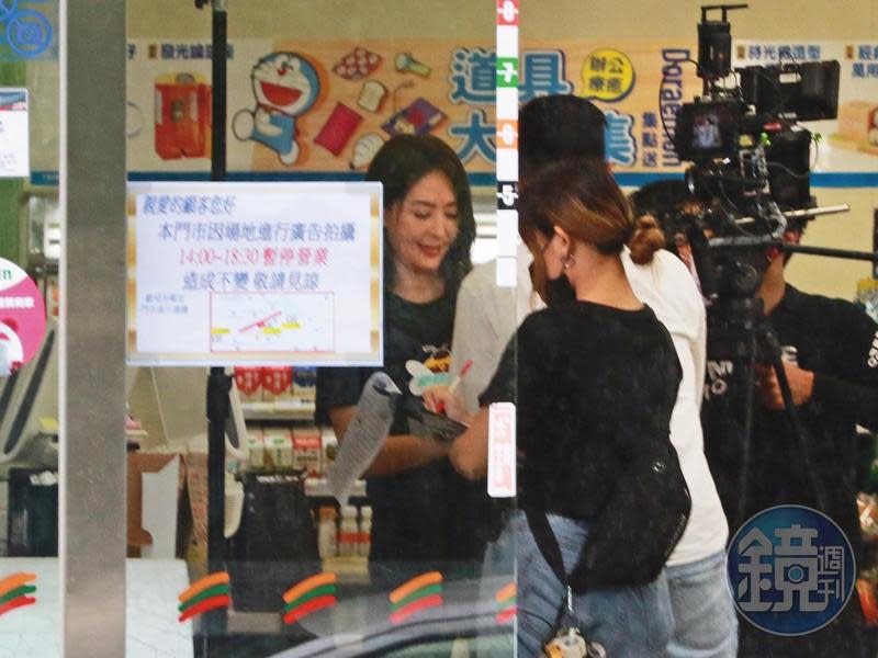 5/25 15：03 賈永婕在便利商店櫃檯前，拍攝和店員互動。