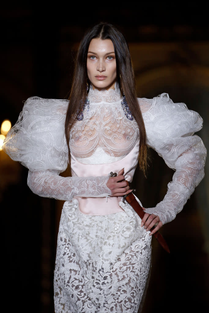 Bella Hadid durfte das letzte Brautkleid von Vivienne Westwood tragen (Bild: Getty Images)