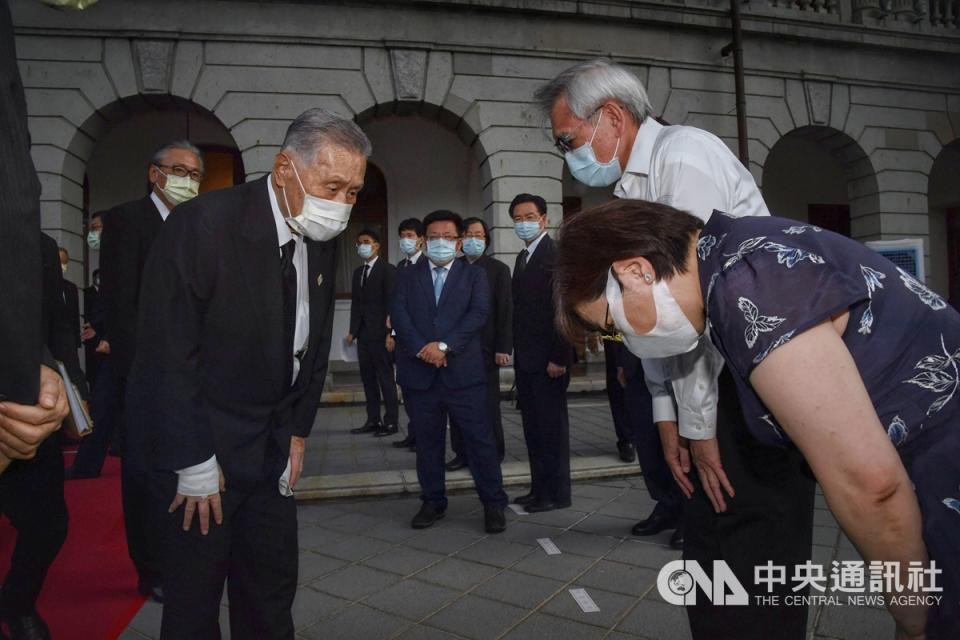 日本前首相森喜朗（前左）9日率日本國會跨黨派議員來台，下午前往台北賓館追思前總統李登輝，向李登輝女兒李安妮（前右）致意。（中央社）