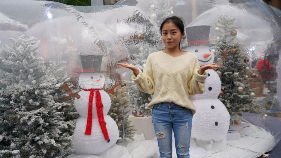 新北耶誕市集現場打造雪白泡泡雪屋，每日有聖誕老人現身雪屋分享歡樂。   圖：新北市經發局提供