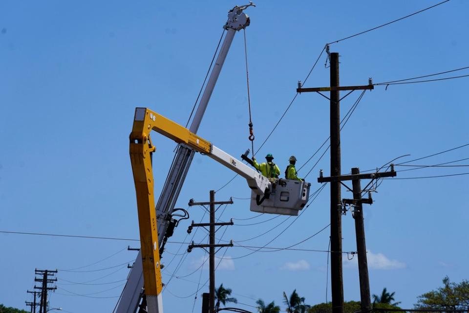 夏威夷居民對夏威夷電力公司提出集體訴訟，認為電力公司未在強風警報下事先斷電，導致茂宜島陷入火海。美聯社