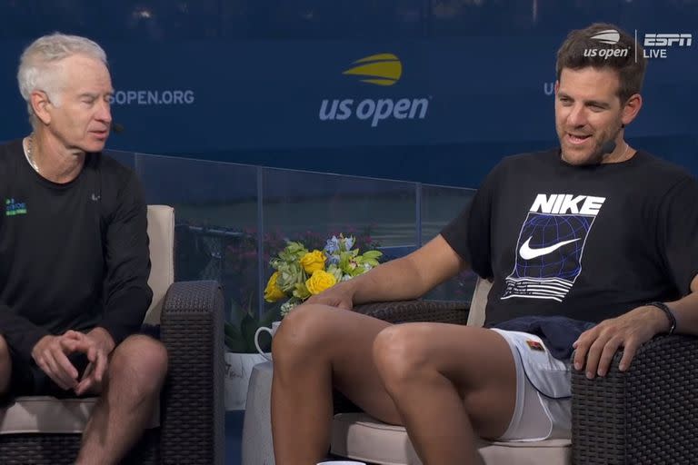 John McEnroe y Juan Martín del Potro charlan en una entrevista en Flushing Meadows, durante el Abierto de Estados Unidos.