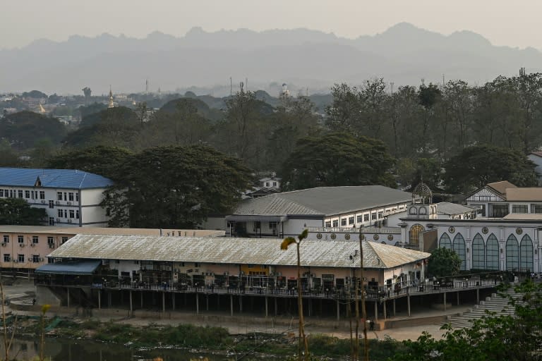 La ciudad birmana de Myawaddy, fotografiada el 11 de abril de 2024 desde el distrito tailandés de Mae Sot (Manan Vatsyayana)