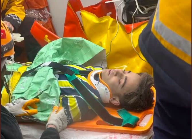 ▲16歲的足球員卡米爾坎在強震過後，被埋在瓦礫堆中長達119小時，最終幸運被救出。（圖／翻攝自Fenerbahçe SK推特）