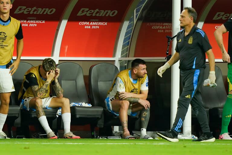 Messi, en el banco de suplentes, tras salir lesionado en el segundo tiempo
