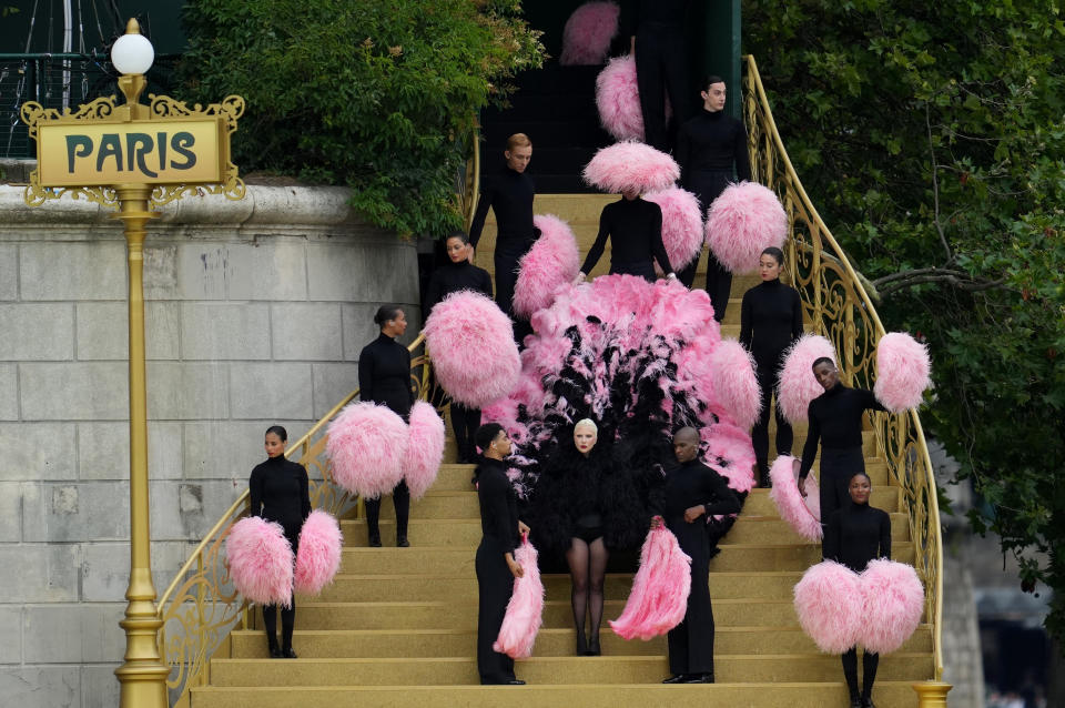 <strong>「女神卡卡」在開幕式表演法國名曲「我的羽毛」。（圖／路透社）</strong>