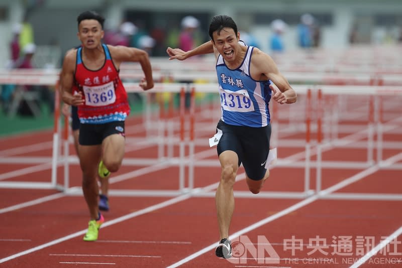 106年全國運動會23日在宜蘭運動公園田徑場進行男子組110公尺跨欄決賽，代表雲林縣出賽的陳奎儒（右）以13秒58破大會紀錄，拿下第1名。(中央社)