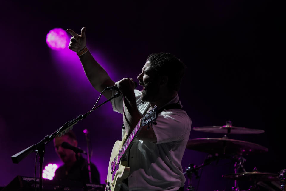 Yannis Philippakis de Foals durante su concierto en el festival Corona Capital en la Ciudad de México el 19 de noviembre de 2022. (Foto AP/Eduardo Verdugo)