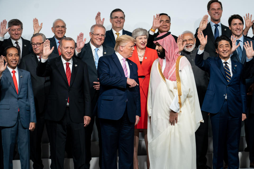 El príncipe heredero de Arabia Saudita, Mohamed bin Salmán, y el presidente Donald Trump se dan la mano mientras líderes mundiales posan para una fotografía en la cumbre del G20 en Osaka, Japón, el 28 de junio de 2019. (Erin Schaff/The New York Times)

