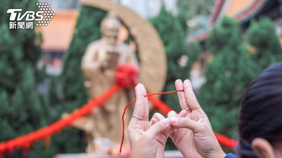 不少單身男女會求月老保佑順利覓得良緣。（示意圖／shutterstock達志影像）