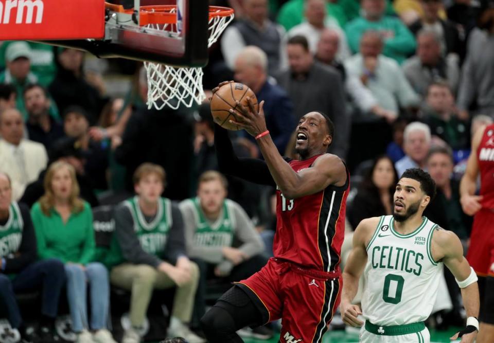 El jugador del Heat Bam Adebayo entra al aro ante la mirada de Jayson Tatum, de los Celtics, en el primer partido de la Final de la Conferencia Este, celebrado el 17 de mayo de 2023 en Boston.