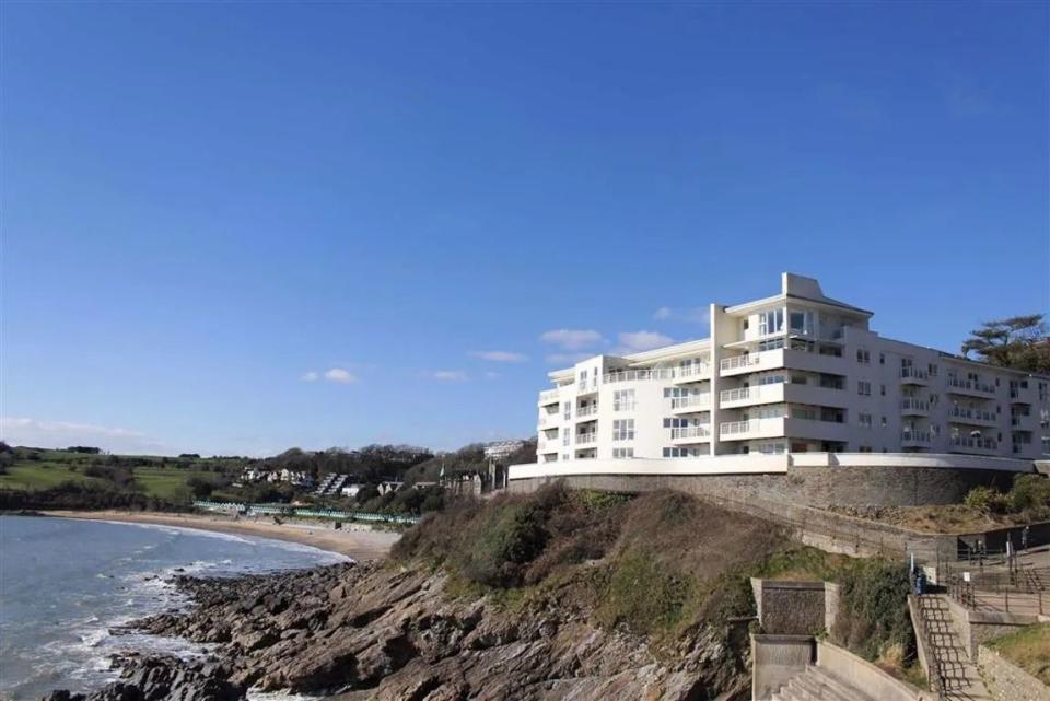 <p>Over in Swansea, this two-bedroom flat will make you feel like you're abroad. In the highly desirable Osborne development, it overlooks the glistening water. When can we move in?</p><p><a href="https://www.zoopla.co.uk/for-sale/details/57924029/" rel="nofollow noopener" target="_blank" data-ylk="slk:This property is currently on the market for £499,950 with John Francis via Zoopla;elm:context_link;itc:0;sec:content-canvas" class="link ">This property is currently on the market for £499,950 with John Francis via Zoopla</a>.</p>