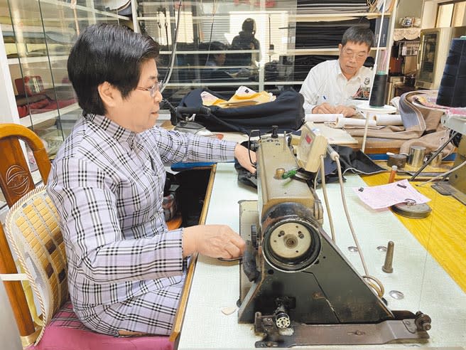 三峽區忠孝街的「雅賓西褲店」已開設46年，因成衣業興起，手工西服榮景不在，老闆黃加添雖找不到傳人，但仍與妻子堅持營運。（蔡雯如攝）