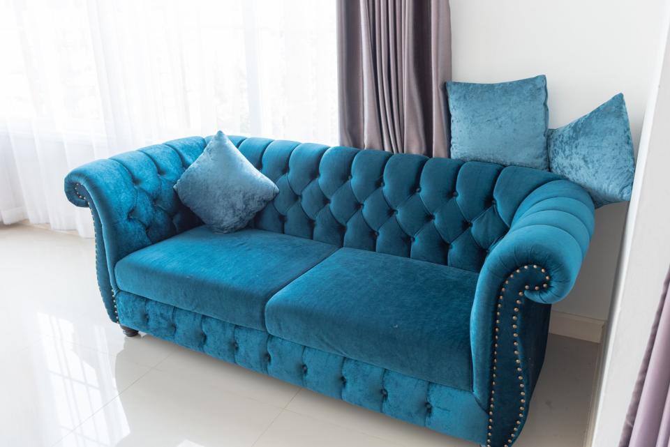 Eine gute Alternative zu getufteten Sofas sind geschwungene Sofas. - Copyright: kae ch / Getty Images