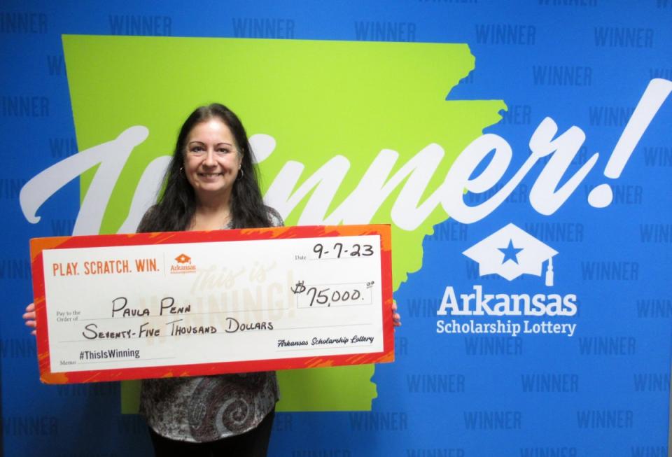 Paula Penn hält ihren Gewinn von 75.000 Dollar hoch. (Bild: Arkansas Scholarship Lottery)