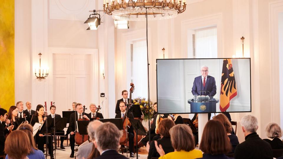 Bundespräsident Frank-Walter Steinmeier bei seiner Videobotschaft im Schloss Bellevue. (Bild: dpa)