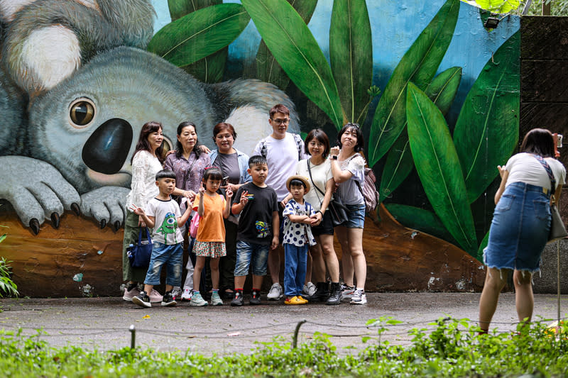 民眾北市動物園出遊　享受親子時光（2） 中央氣象署28日表示，鋒面逐漸北抬，白天降雨機率 較高，中部以北地區有局部大雨發生的機率，建議民 眾外出可攜帶雨具。圖為家長帶著孩子到台北市立動 物園遊玩，開心合影。 中央社記者鄭清元攝　113年4月28日 