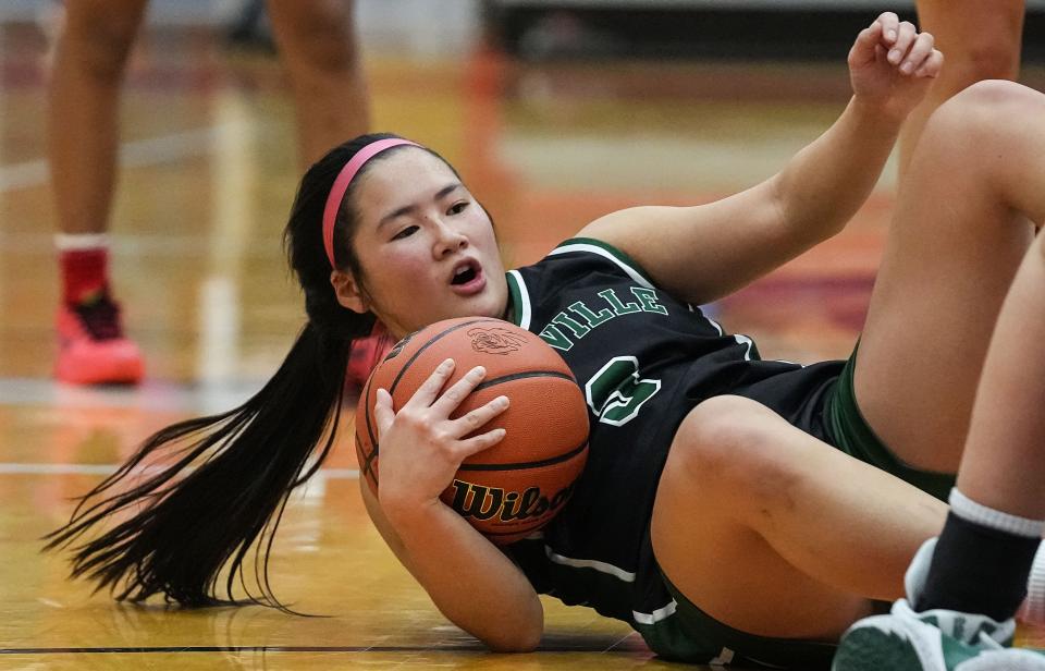 Zionsville Eagles Faith Leedy (3) falls to recover the ball Tuesday, Nov. 21, 2023, during the game at Fishers High School in Fishers. The Fishers Tigers defeated the Zionsville Eagles, 46-38.